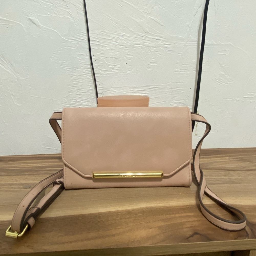 2/$10 Add another item to bundle. 
ENZO ANGIOLINI ILLEN CLUTCH
